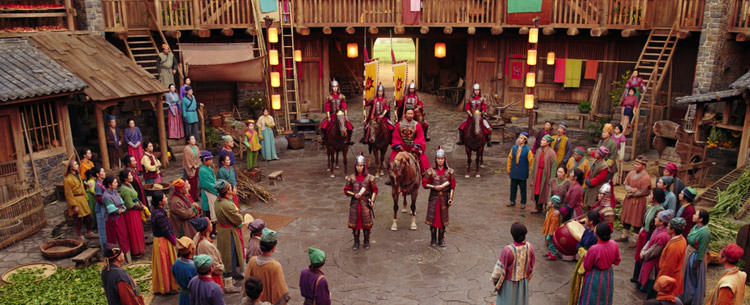 سربازان پادشاه میان مردم با لباس های رنگارنگ در دهکده فیلم Mulan