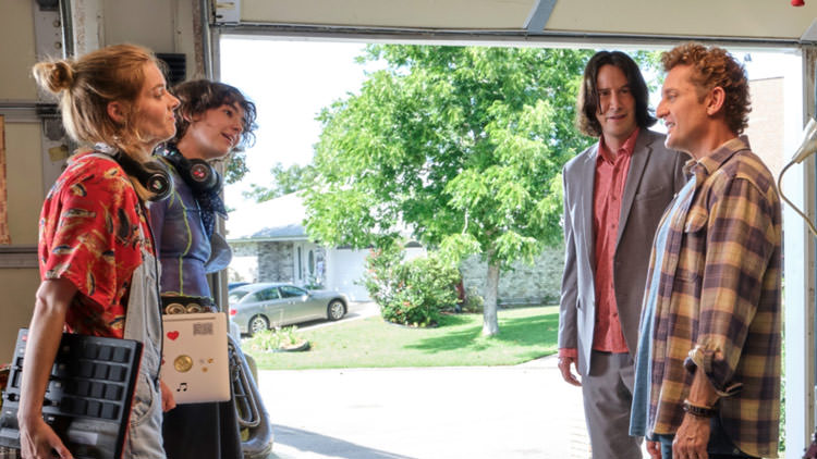 پدر و دختر داخل گاراژ خانه در فیلم بیل و تد با موسیقی مواجه می شوند