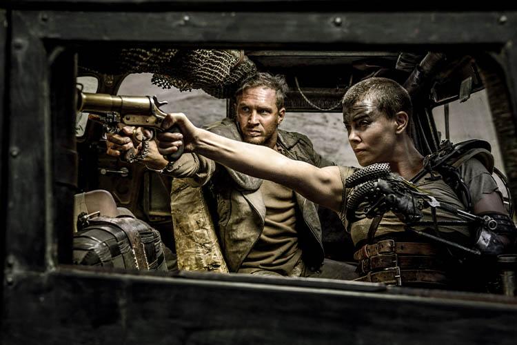 تام هاردی و شارلیز ترون در فیلم Mad Max: Fury Road درون ماشین و درحال تیراندازی