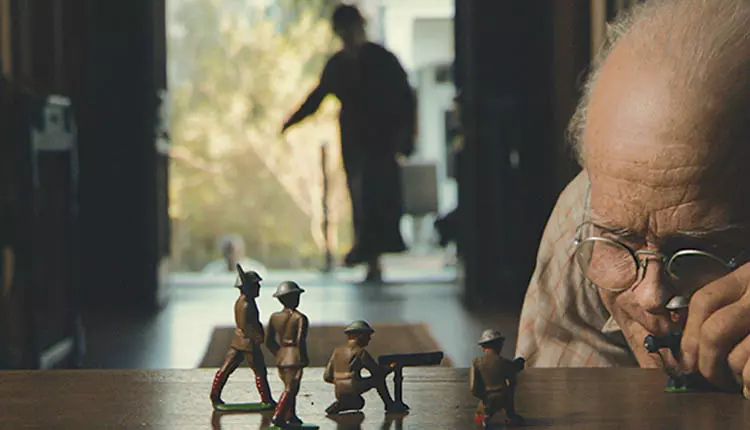 شخصیت بنجامین باتن در دوران پیری در حال بازی با اسباب‌بازی‌های سربازهای جنگی