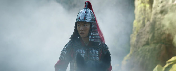 دختر مبارز چینی با کلاه خود و ابزار جنگ سوار بر اسب در فیلم Mulan دیزنی