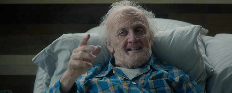پیرمرد بامزه خوابیده روی تخت در فیلم بیل و تد با موسیقی مواجه می شوند با بازی الکس وینتر