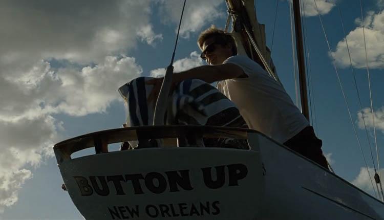 شخصیت بنجامین باتن با بازی برد پیت سوار بر قایق تفریحی خود در فیلم The Curious Case of Benjamin Button