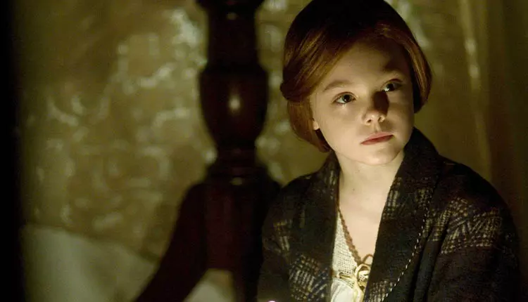 شخصیت دیزی در فیلم The Curious Case of Benjamin Button در سنین کودکی در زیر یک میز