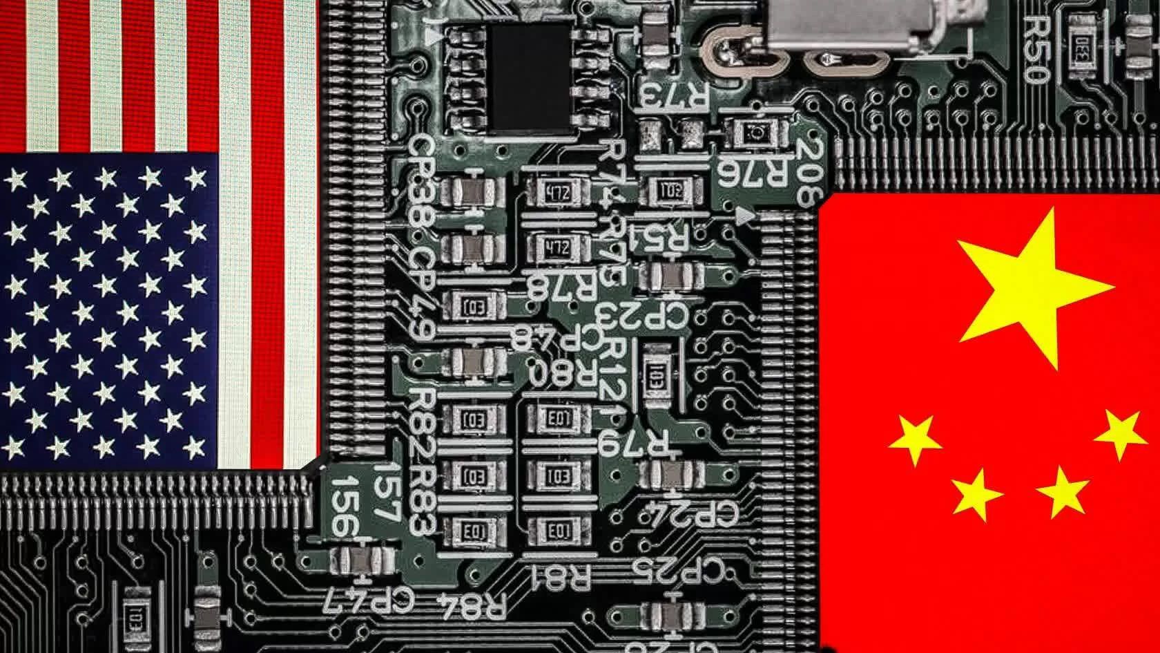 برد کامپیوتری با تراشه‌های منقش با پرچم های چین و امریکا
