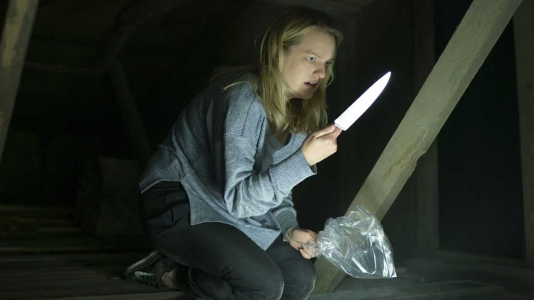 فیلم فیلم The Invisible Man لی ونل و نگه داشته شدن یک چاقو تیز و نایلون توسط الیزابت ماس
