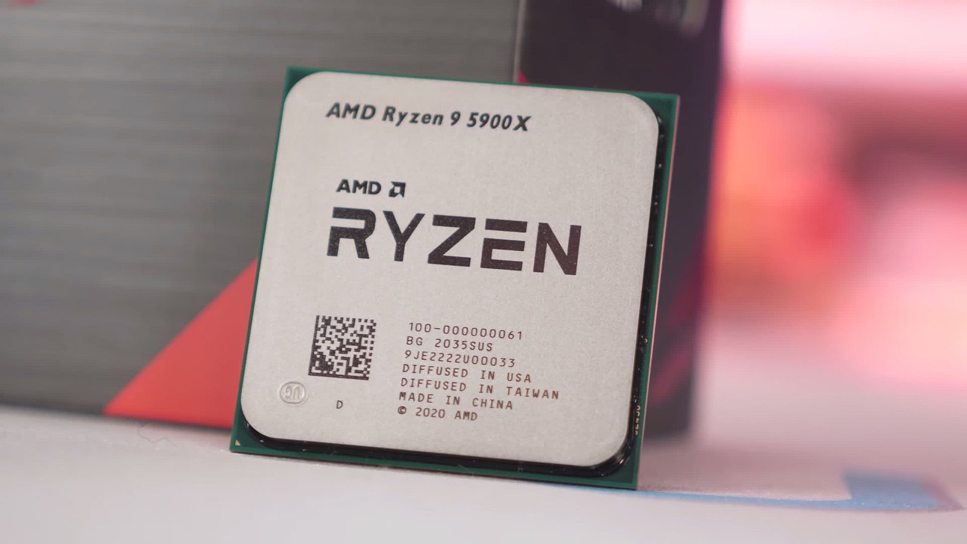 نمایی از پردازنده AMD Ryzen 9 5900X در جلوی جعبه
