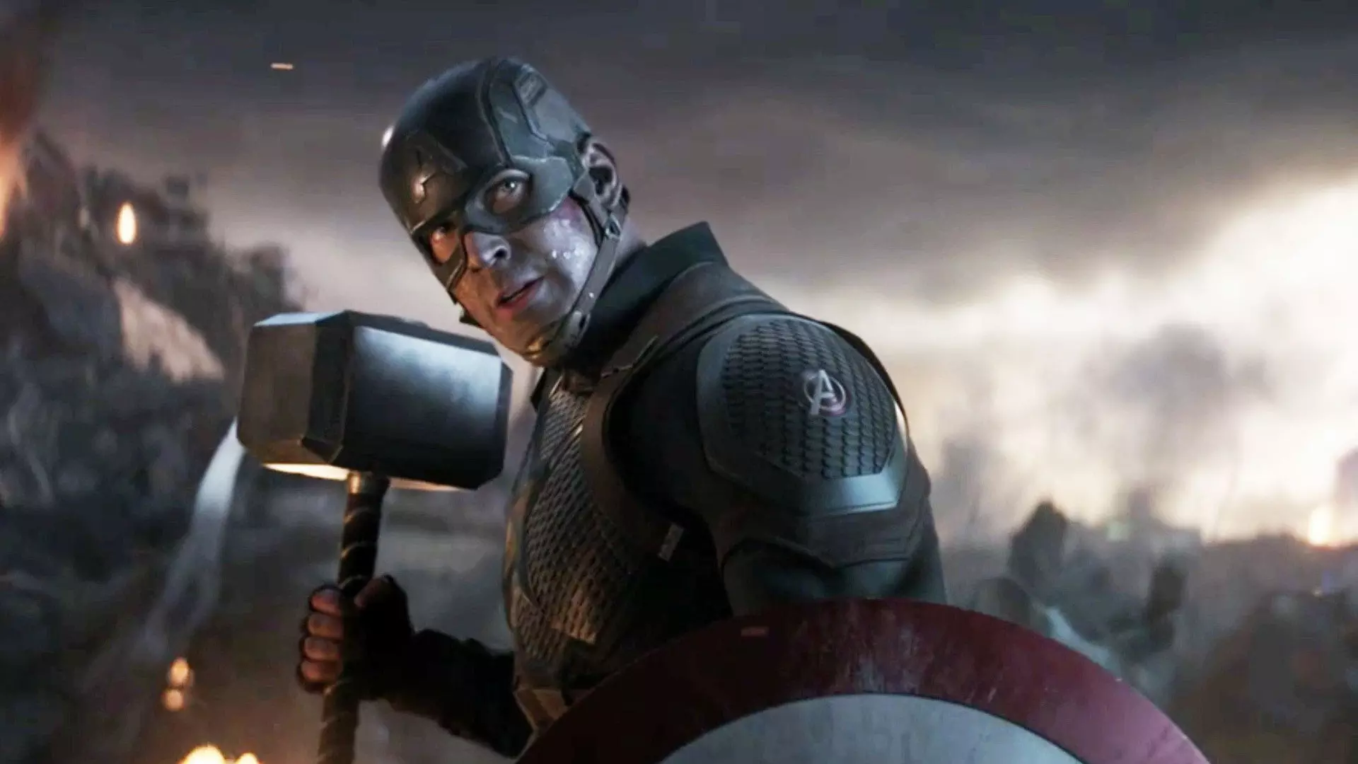 کریس ایوانز در نقش کاپیتان آمریکا در فیلم Avengers: Endgame که چکش میولنیر را در دستش دارد