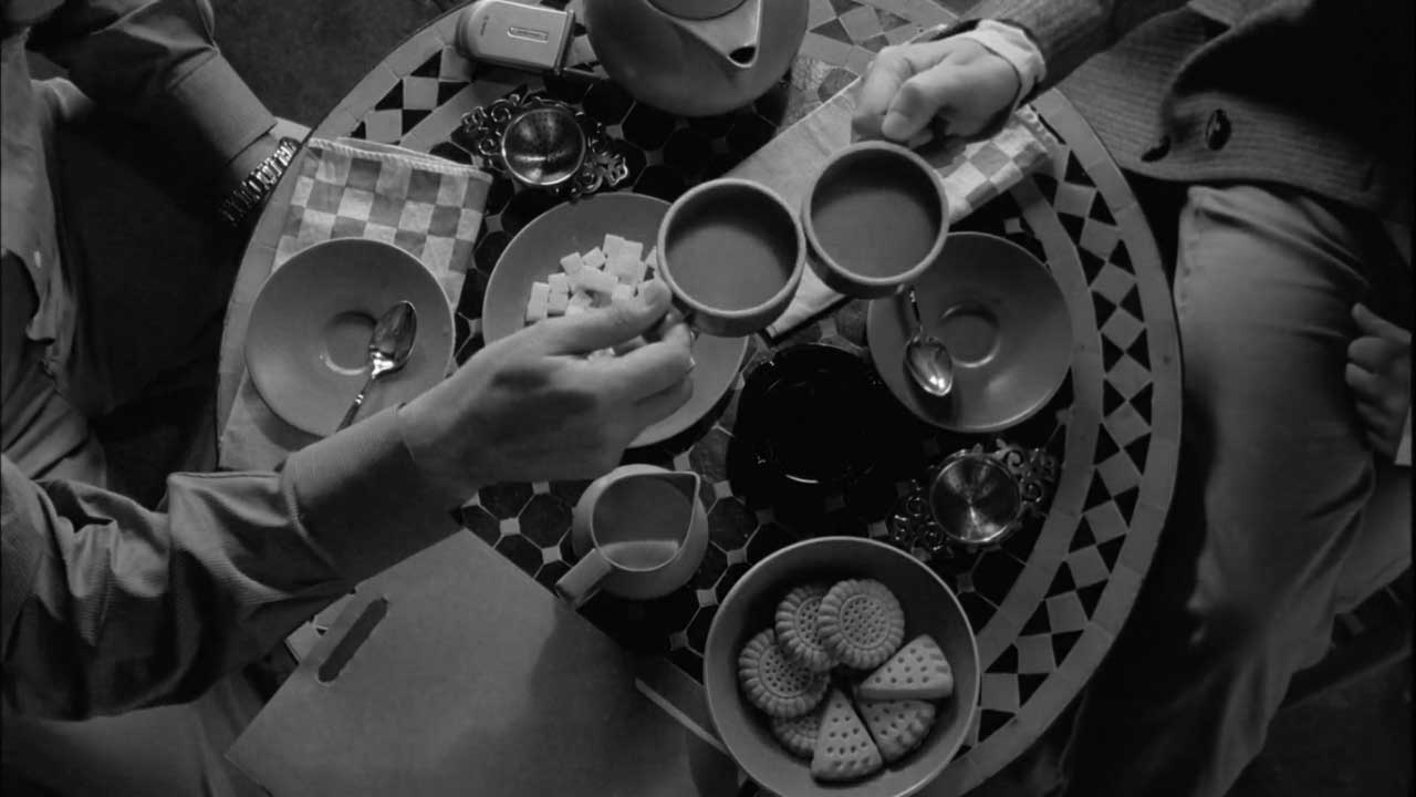 فیلم Coffee and Cigarettes/قهوه و سیگار جیم جارموش روی میز