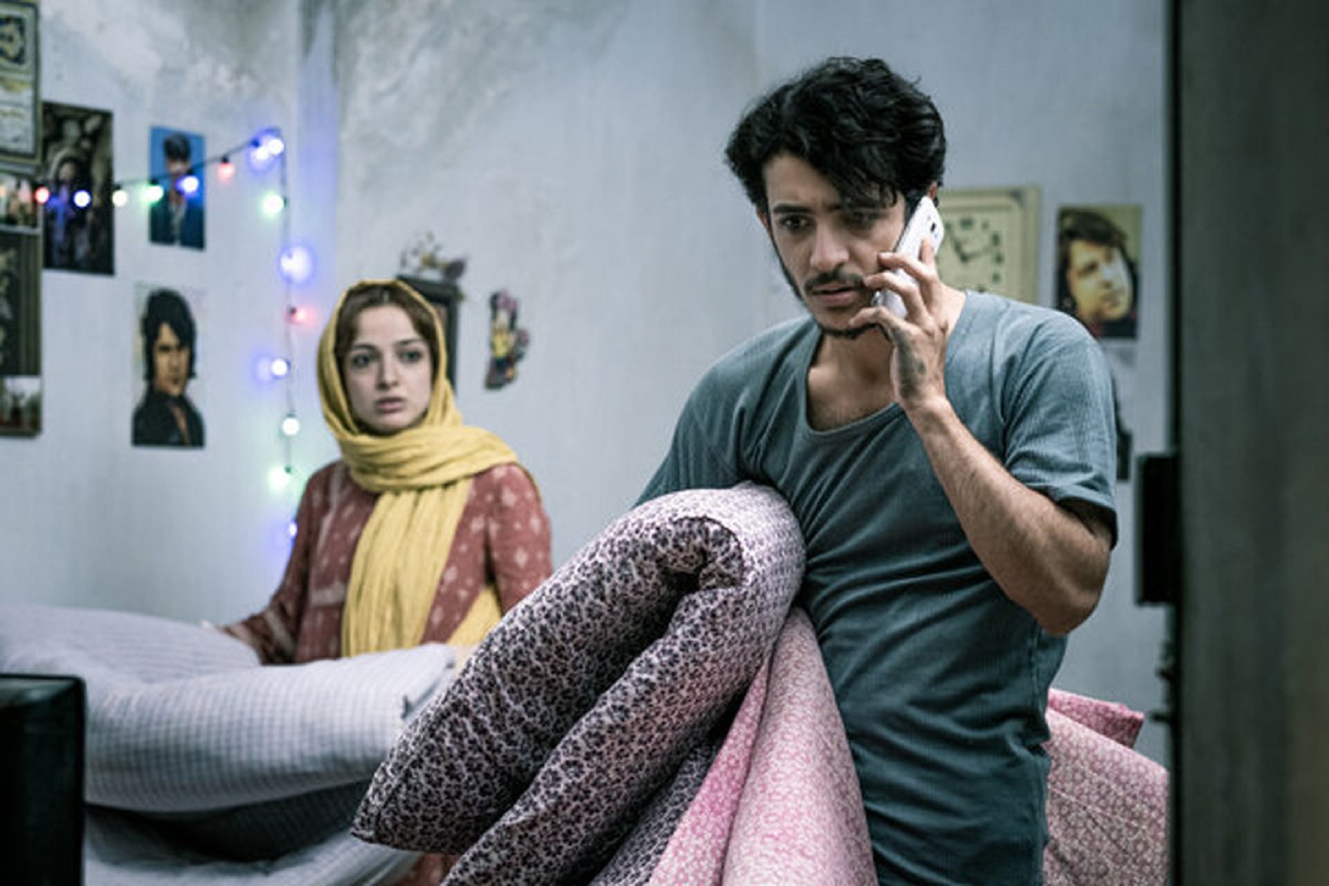 علی شادمان در نقش سهراب در حال صحبت کردن با برادر حامد در فیلم مردن در آب مطهر