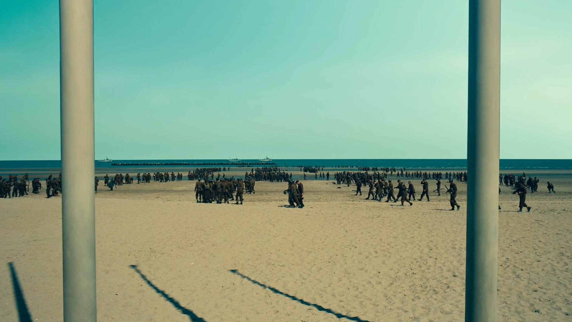 تصویری از میله‌های پرچم در ساحل دانکرک در فیلم Dunkirk