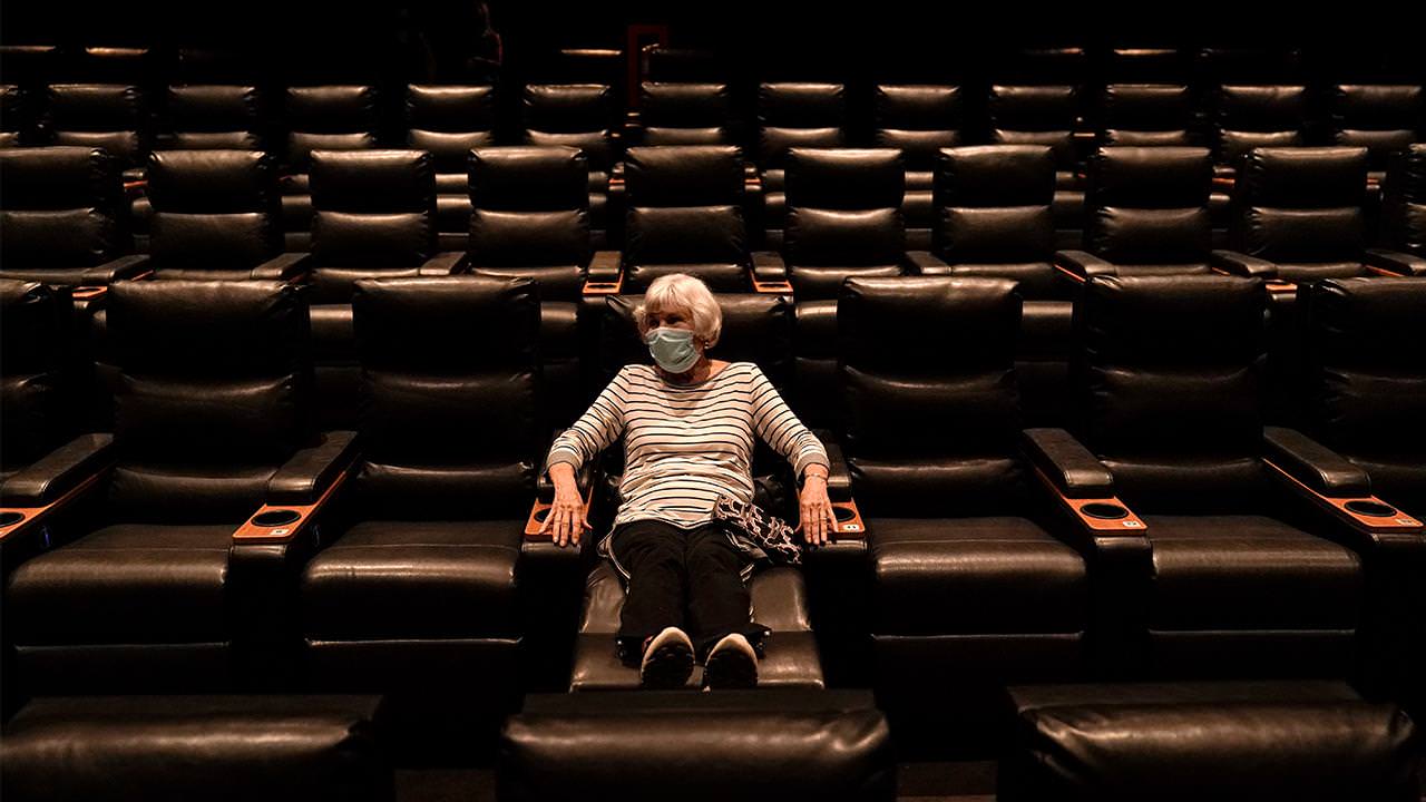 یک تماشاگر تنها در یک سالن سینما
