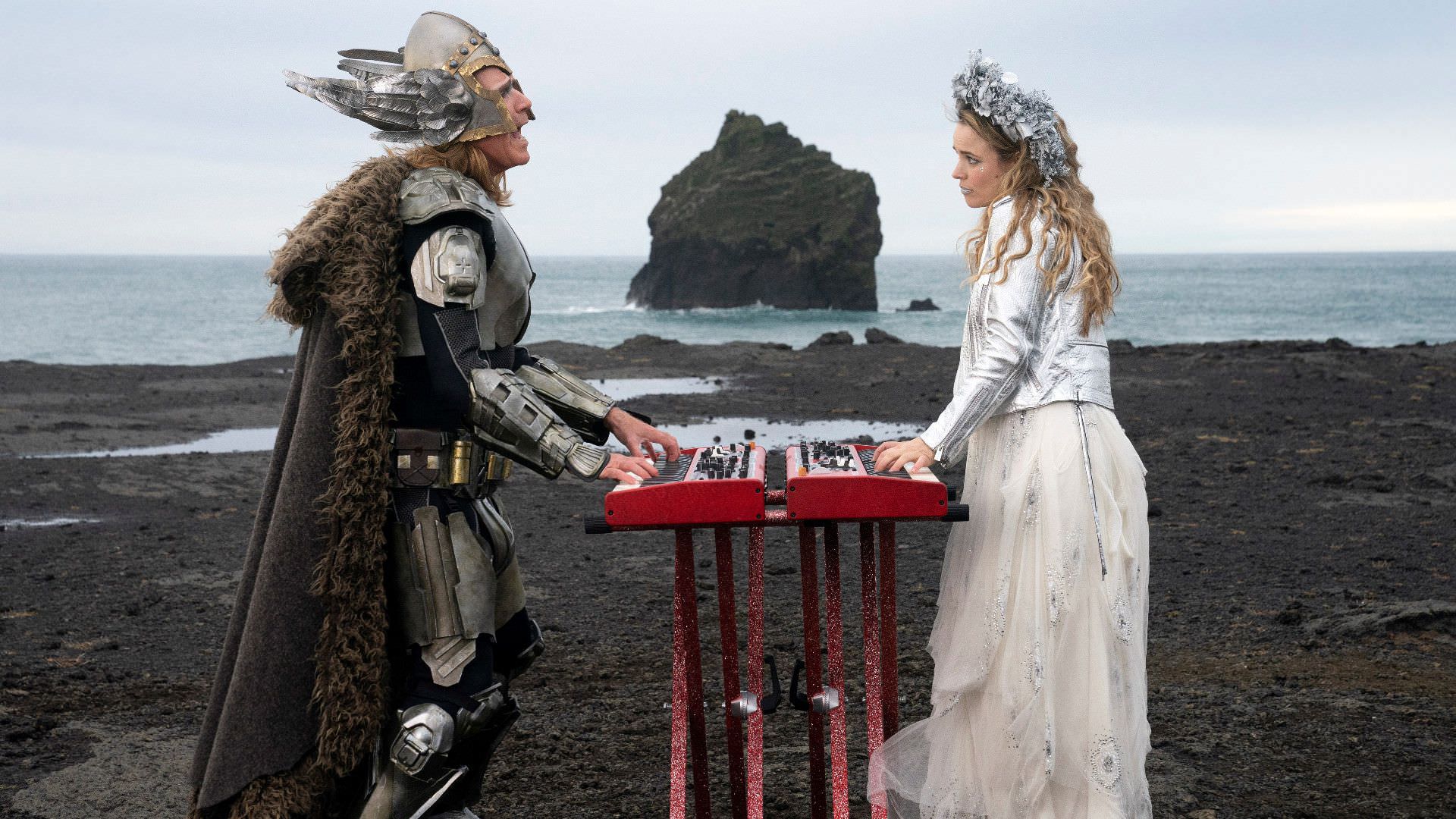 ویل فرل و ریچل مک آدامز در حال خواندن در کنار دریا در فیلم Eurovision Song Contest: The Story of Fire Saga