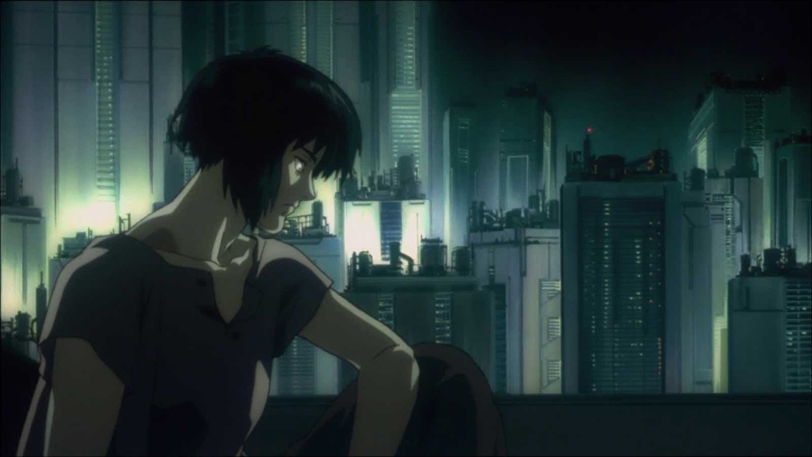 انیمه Ghost in the Shell و نگاه شخصیت اصلی با غم به سمت پایین در مقابل تصویر شهر پیشرفته و ژاپنی