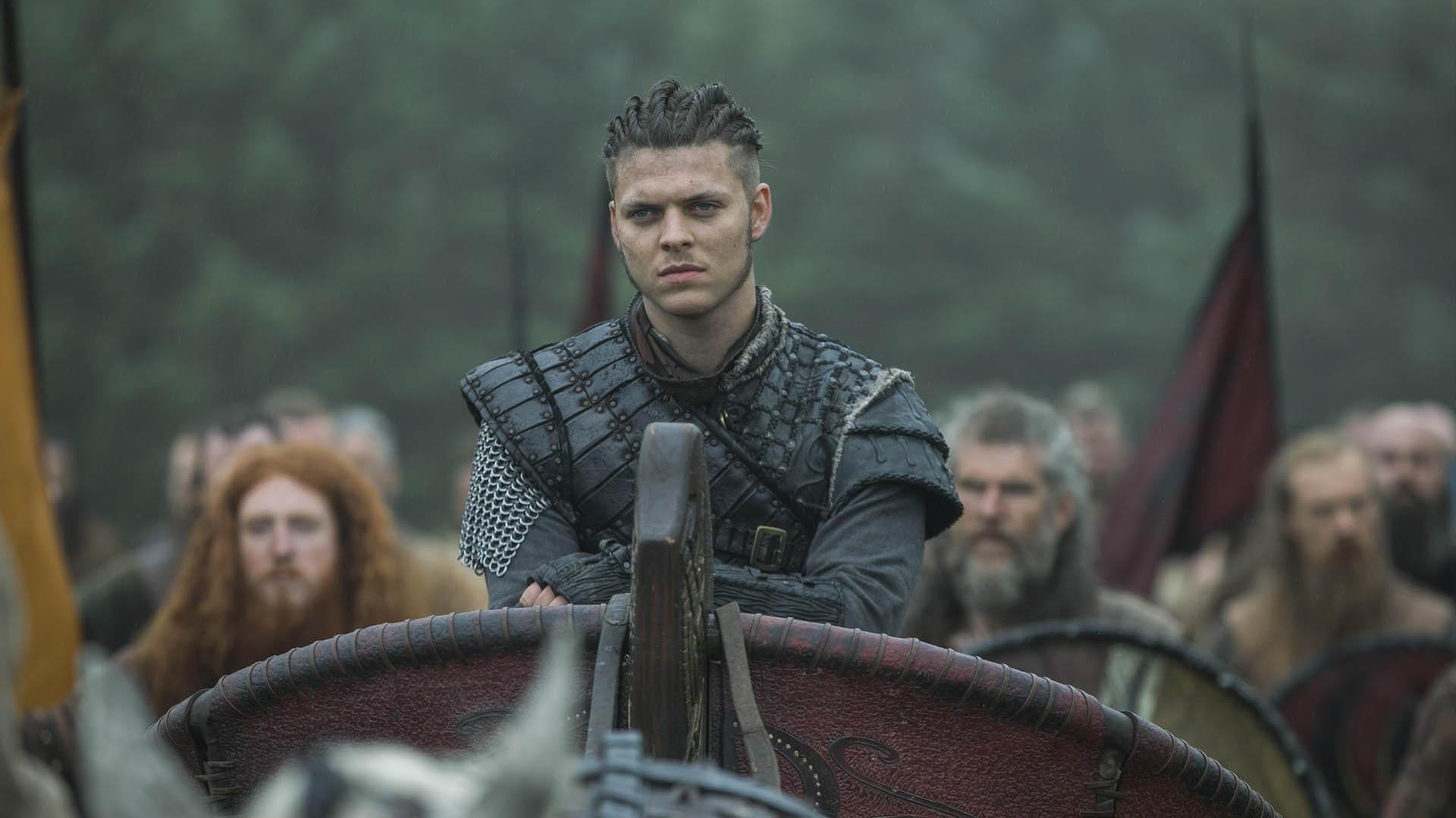 الکس هو آندرسن بازیگر نقش ایوار در سریال vikings 