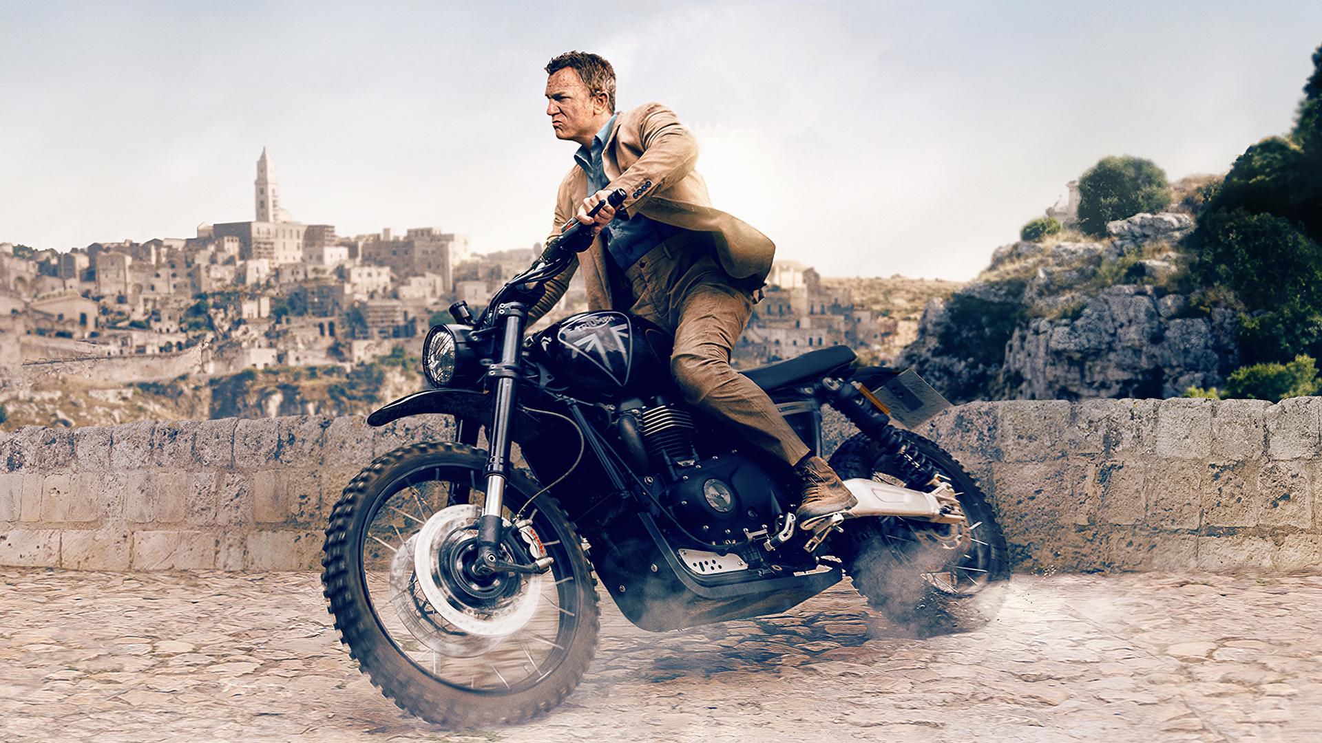 دنیل کریگ در نقش جیمز باند سوار بر موتورسیکلت در فیلم No Time To Die