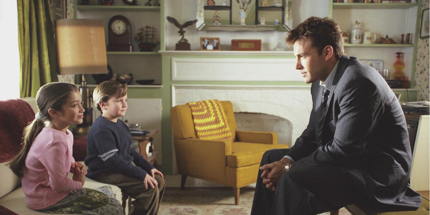 بن افلک مشغول صحبت با دو کودک در فیلم Jersey Girl