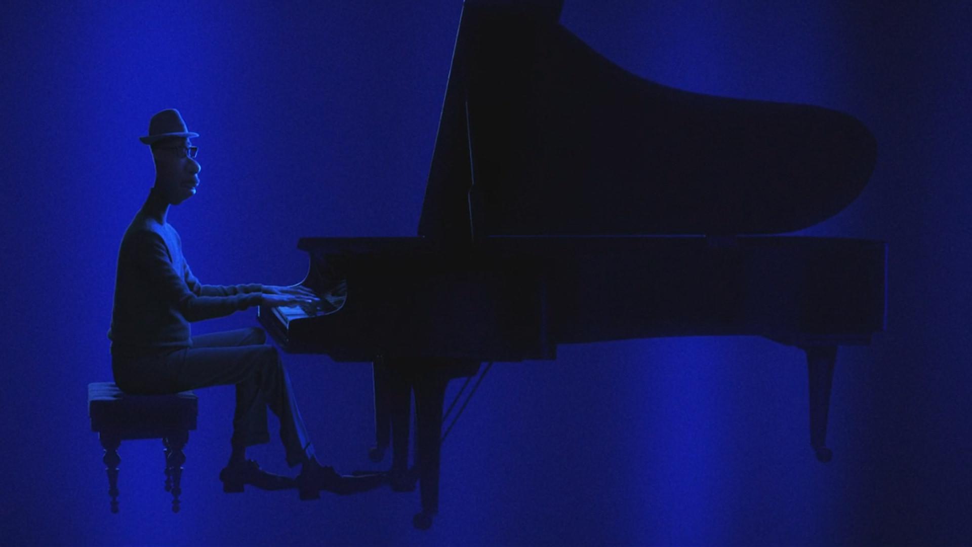 جو گاردنر از انیمیشن Soul در حال نواختن پیانو با پشت زمینه‌ی آبی