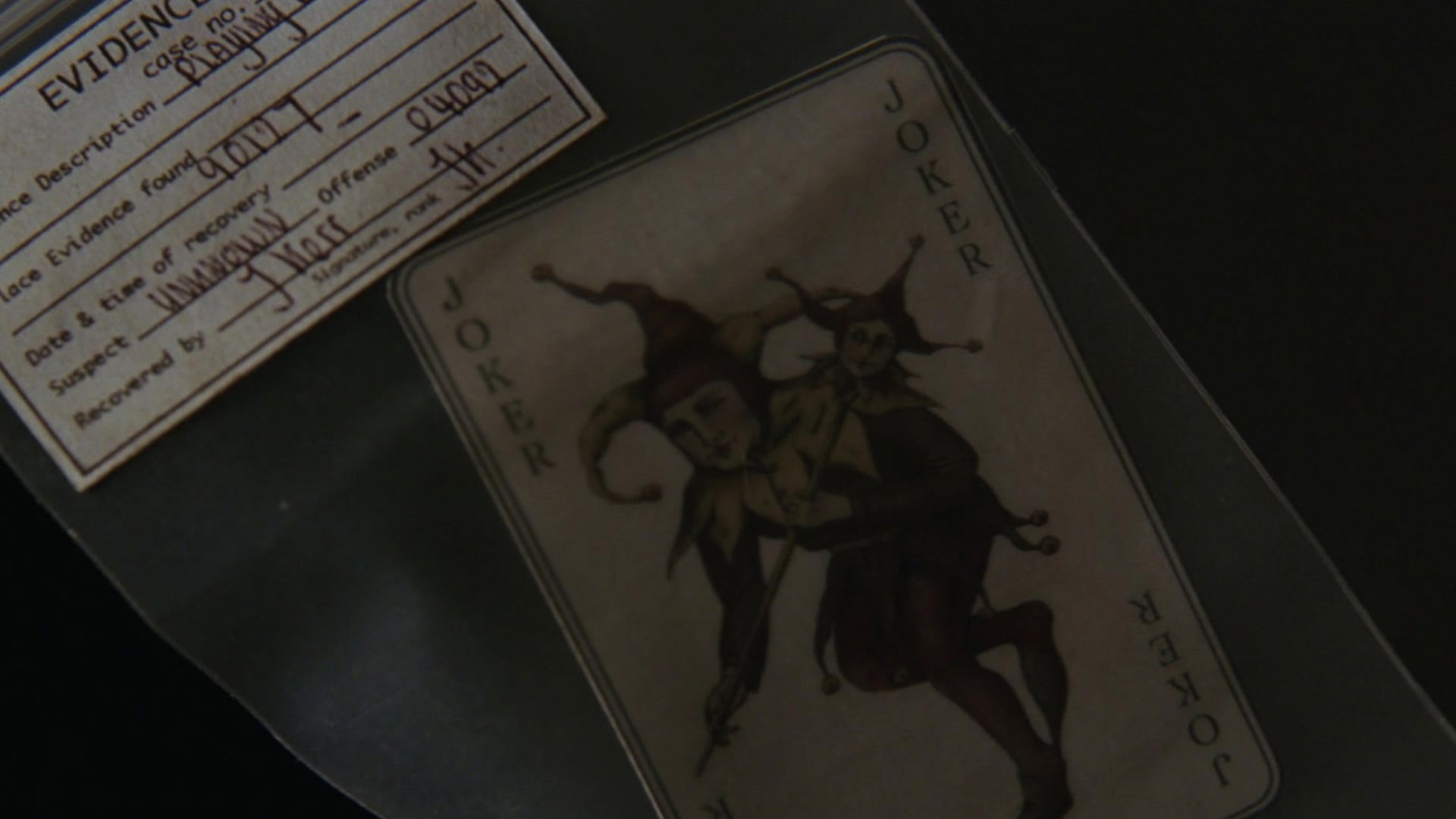 گوردون کارت جوکر را به بروس وین نشان می‌دهد