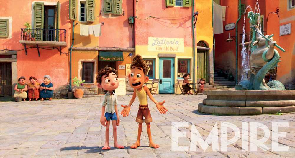 لوکا و آلبرتو در میدانی در یک شهر کوچک در ایتالیا در انیمیشن Luca، اثر جدید پیکسار