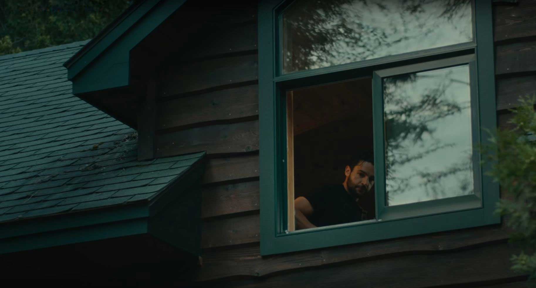 مرد دحال نگاه کردن از پنجربه به سمت پایین در فیلم جدید لارنس مایکل لوین به اسم خرس سیاه