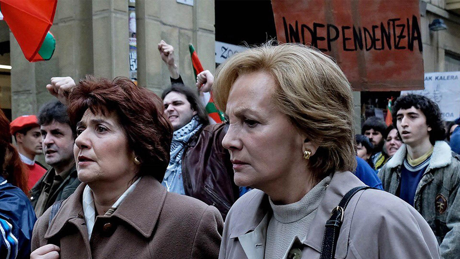 النا ایرورتا و آنه گاباراین در اعتراضات ایالت باسک در مینی‌سریال Patria