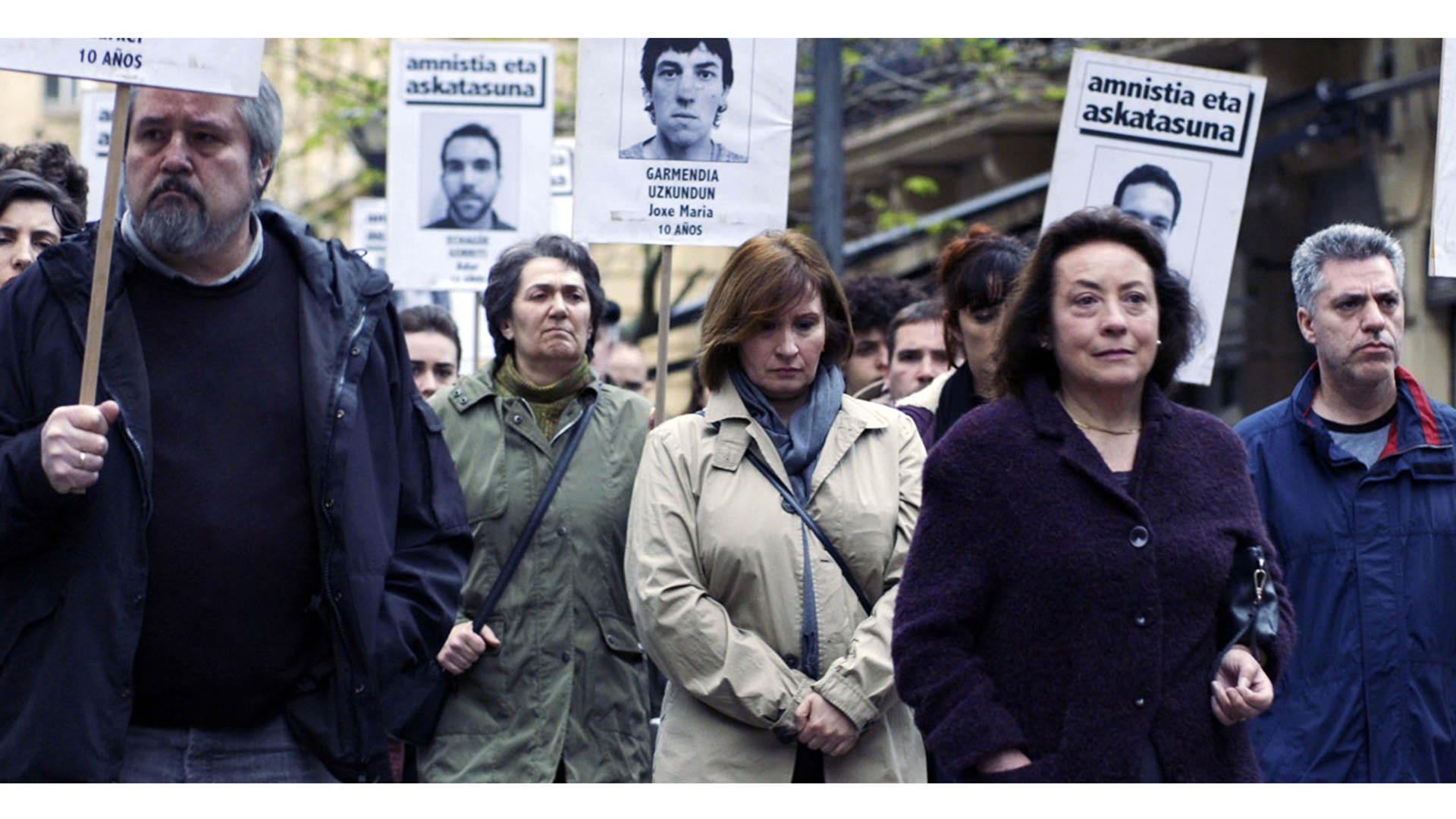 آنه گاباراین در تجمع  مردم باسک در اعتراض دستگیری اعضای اتا در سریال Patria