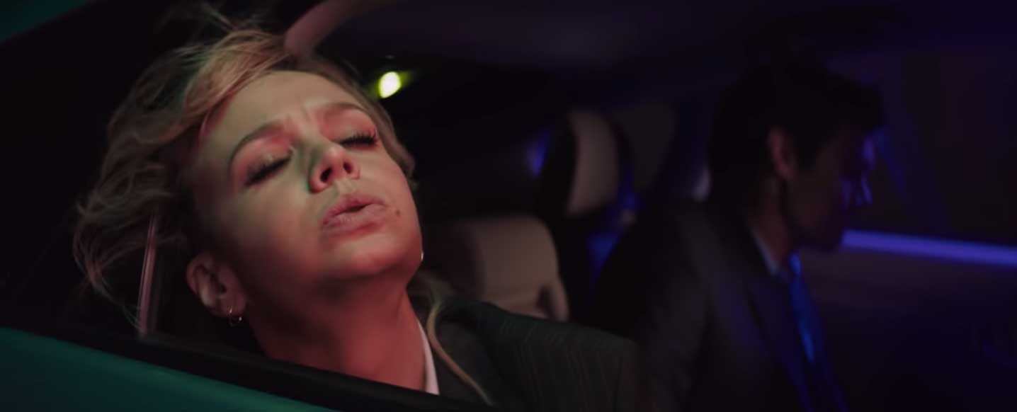 کری مولیگان در حال بیرون دادن هوا از دهان موقع بیرون گرفتن سر از پنجره ماشین در فیلم Promising Young Woman