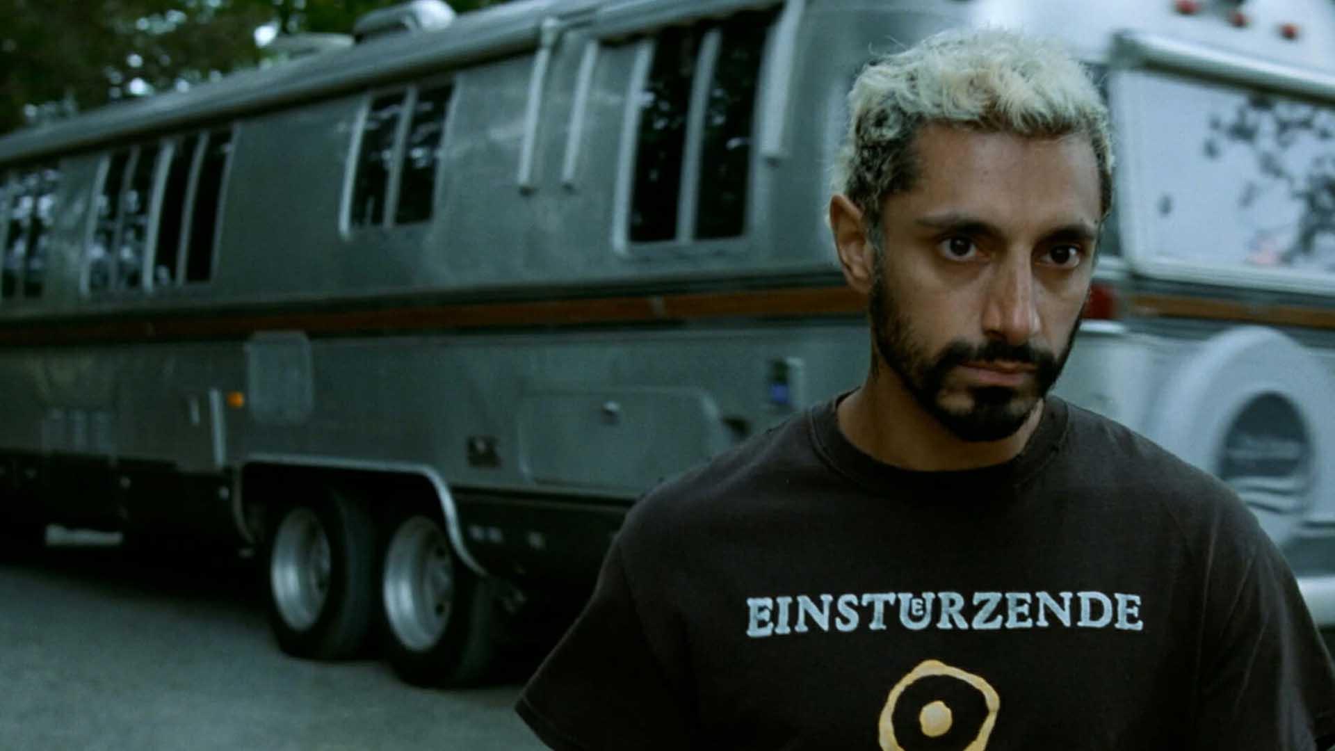 ریز احمد در کنار یک ون نقره‌ای رنگ در فیلم Sound of Metal