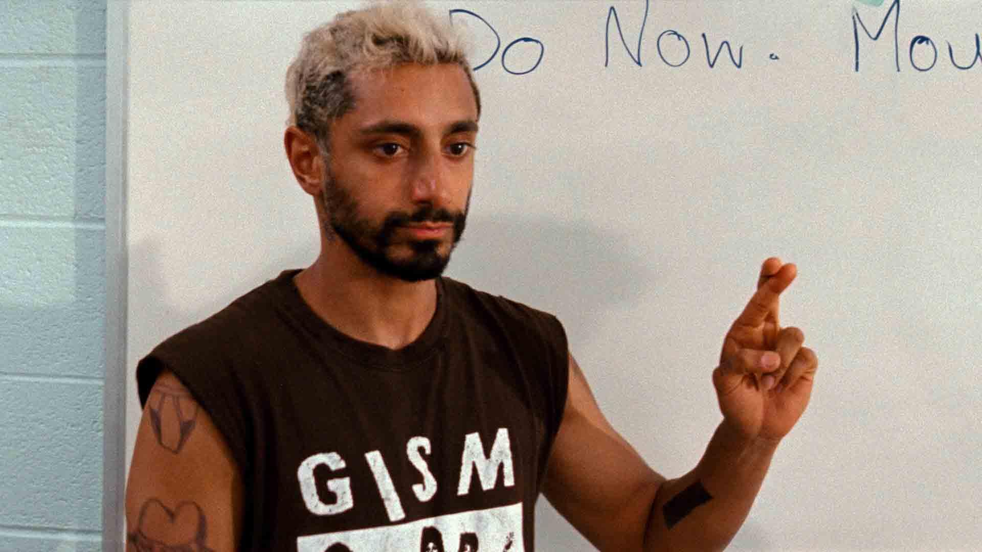 ریز احمد در حال یادگیری زبان اشاره در فیلم Sound of Metal