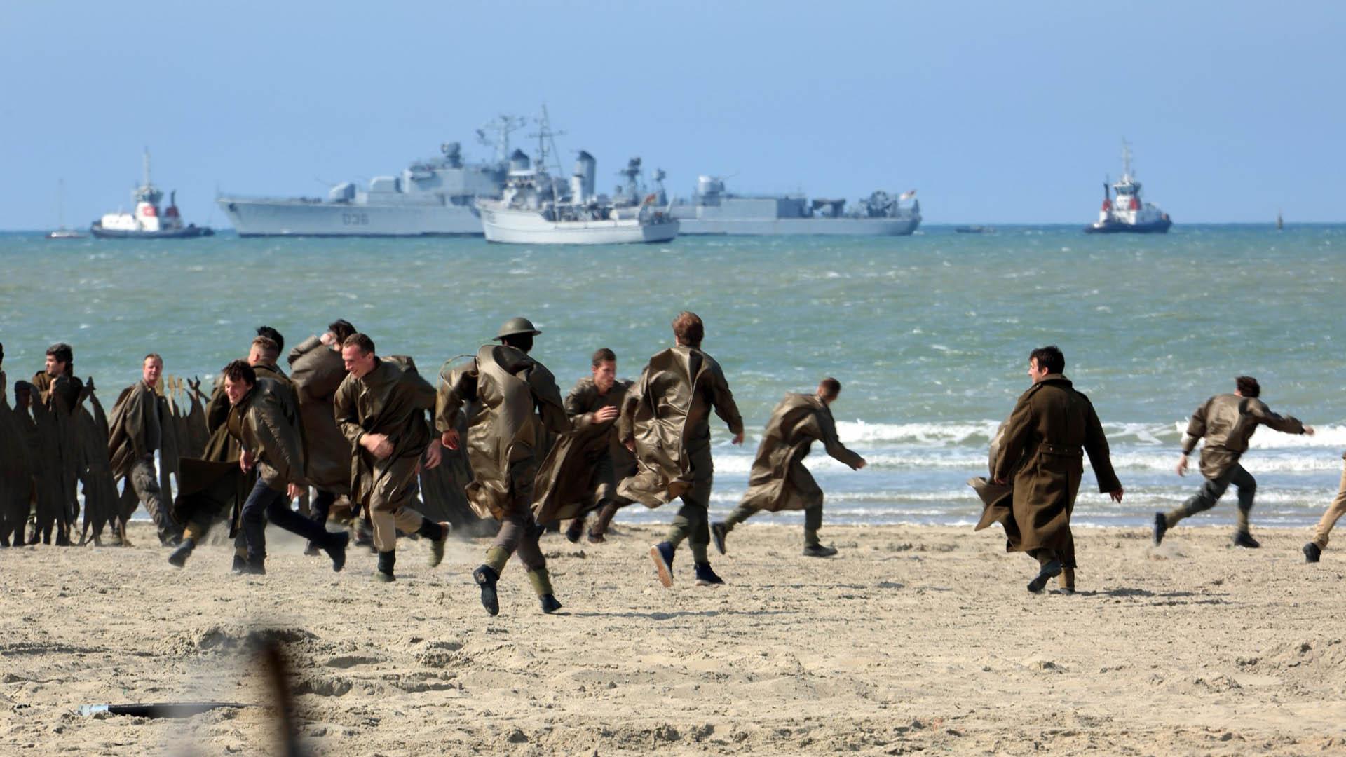 سربازان انگلیسی و کشتی‌های جنگی در فیلم Dunkirk