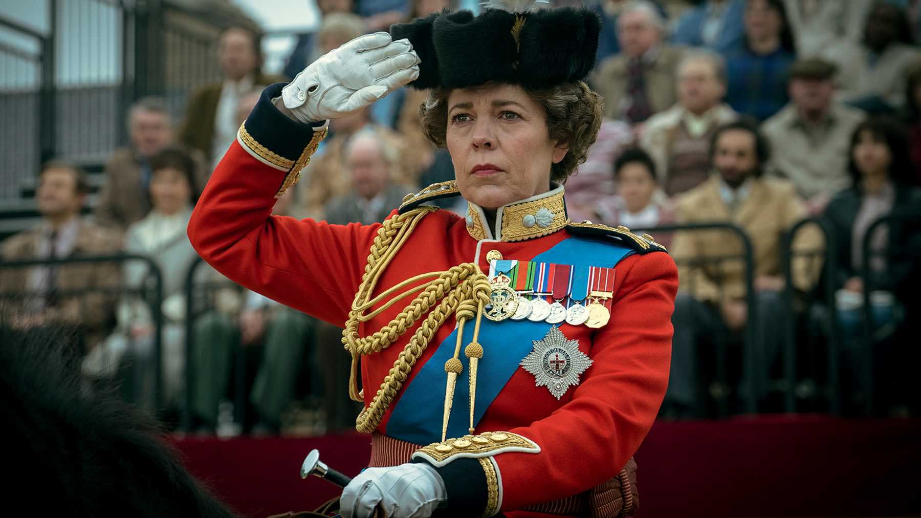 الیویا کلمن در حال دادن سلام نظامی در فصل چهارم سریال The Crown