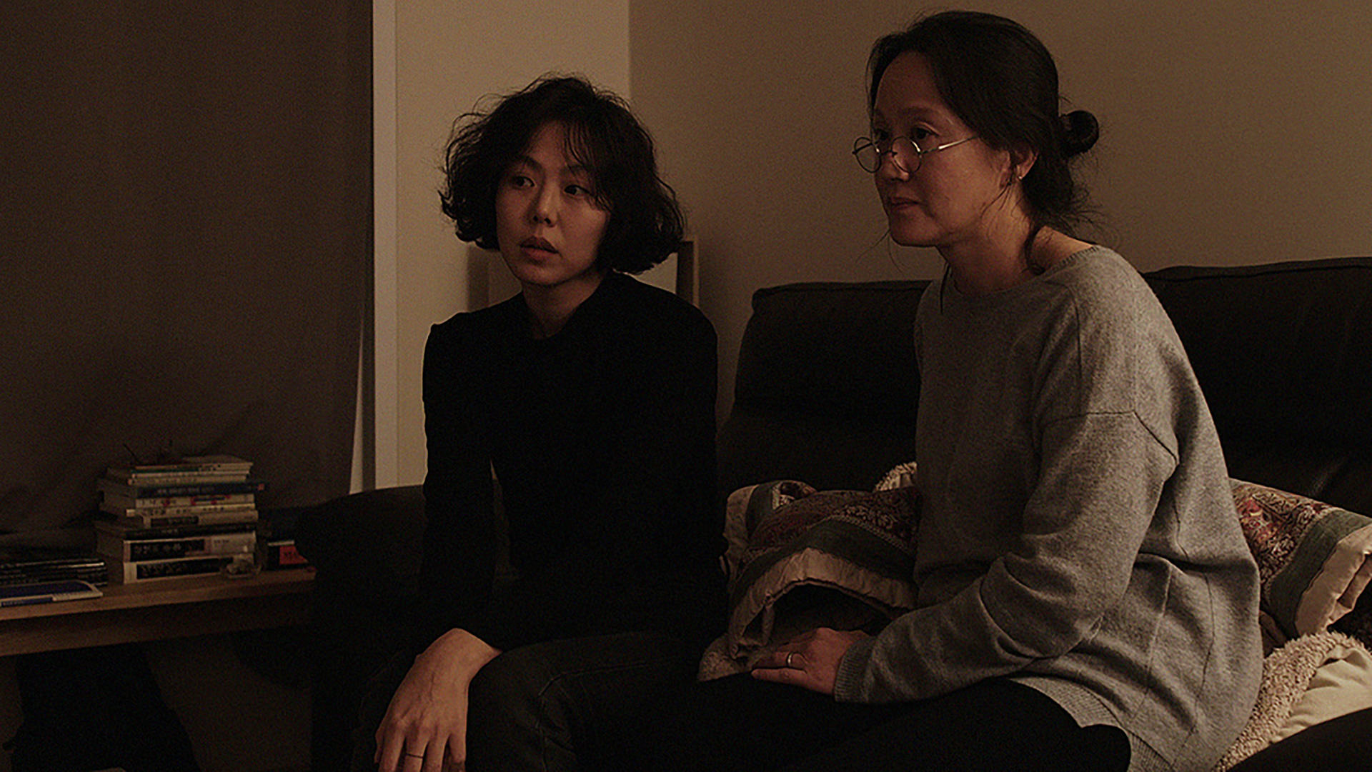 کیم مین هی و دوستش یانگ سو در حال نگاه کردن به دختری در دوربین در فیلم زنی که فرار کرد