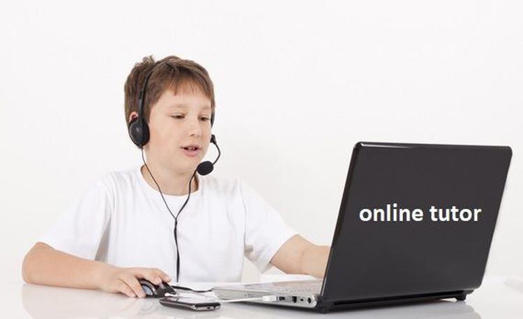 معلم خصوصی آنلاین در کنار پسر بچه و لپ تاپ