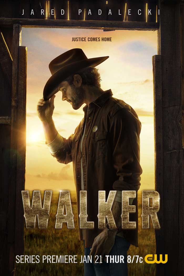 جرد پادالکی، بازیگر سریال سوپرنچرال شبکه CW مشغول مرتب کردن کلاه خود مقابل گندم ها و نور آفتاب در پوستر سریال Walker