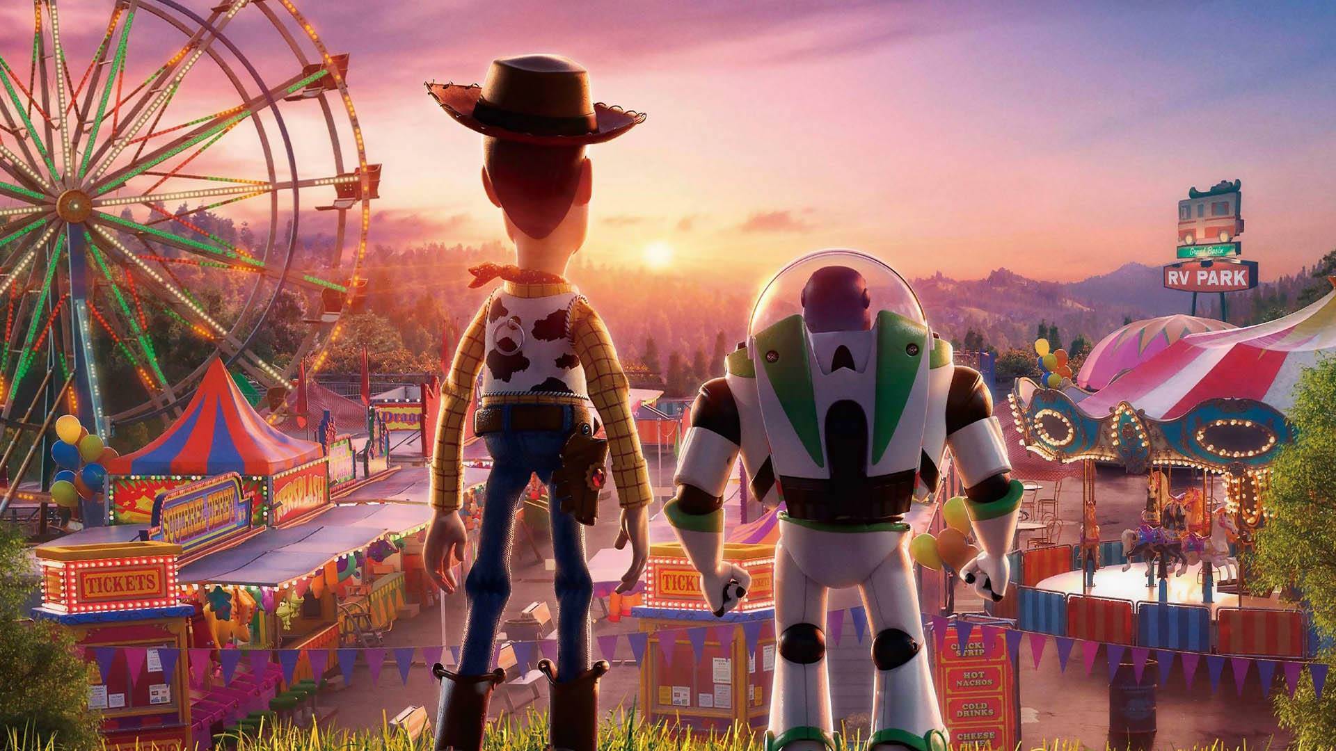 وودی و باز لایتیر در حال تماشا شهربازی در انیمیشن Toy Story 4