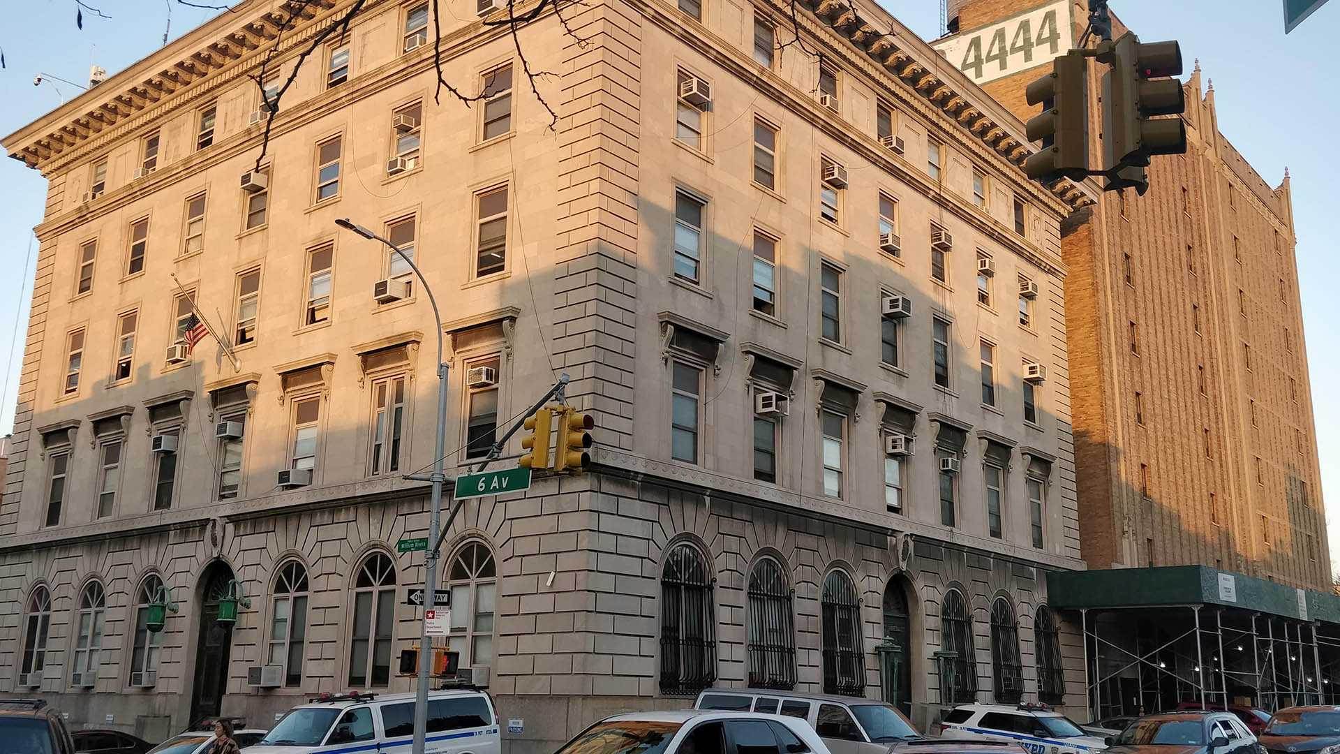 ساختمان واحد شماره ۹۹ پلیس بروکلین در سریال Brooklyn Nine-Nine