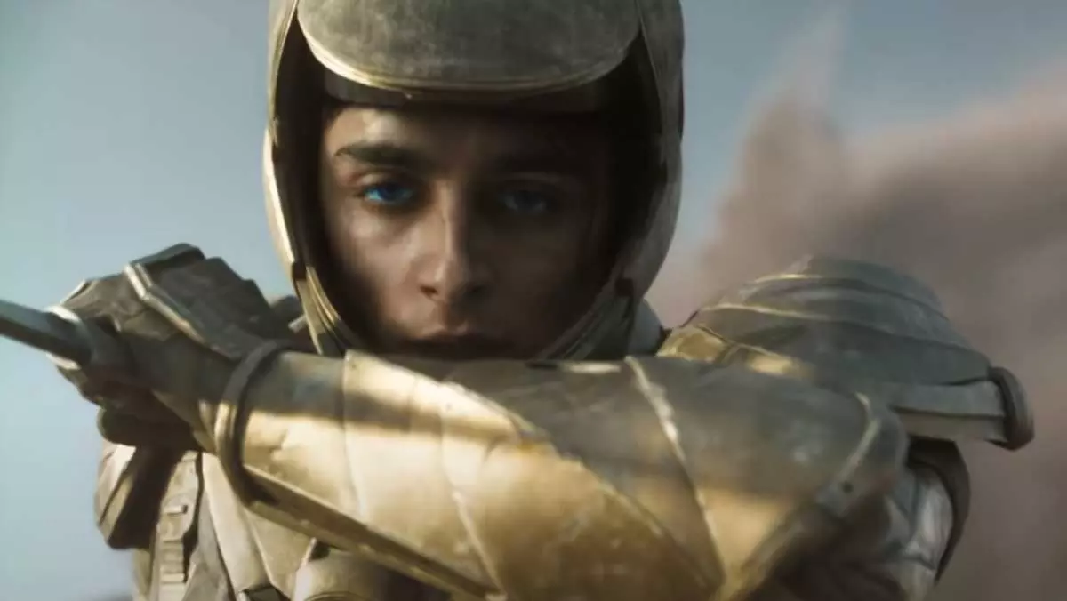 تیموتی شالامی در لباس رزمی طلایی‌رنگ فیلم Dune از استودیوهای برادران وارنر