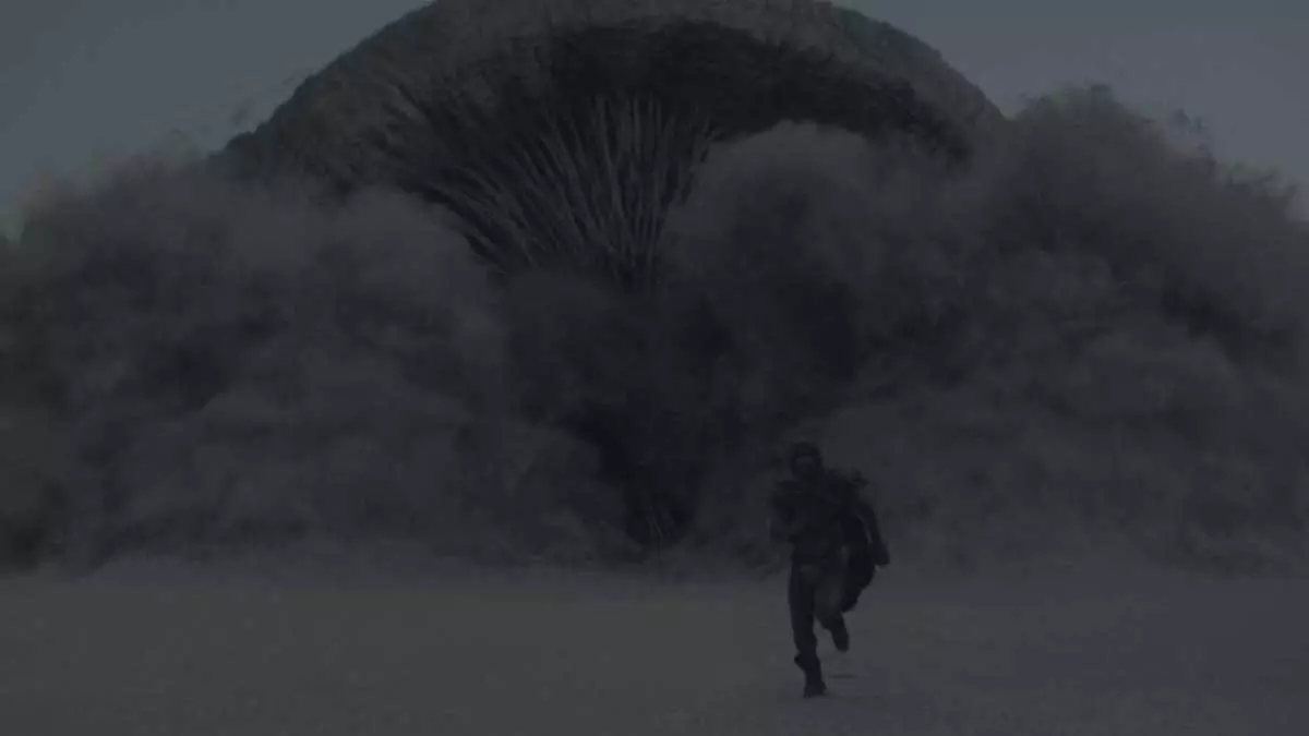 شخصیت در حال فرار از کرم عظیم‌الجثه آراکیس در فیلم Dune به کارگردانی دنی ویلنوو