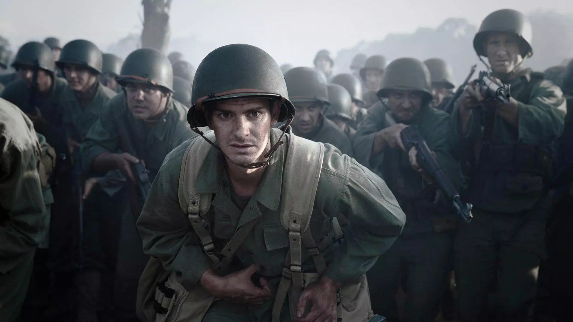 اندرو گارفیلد در لباس نظامی همراه سربازان دیگر در فیلم Hacksaw Ridge