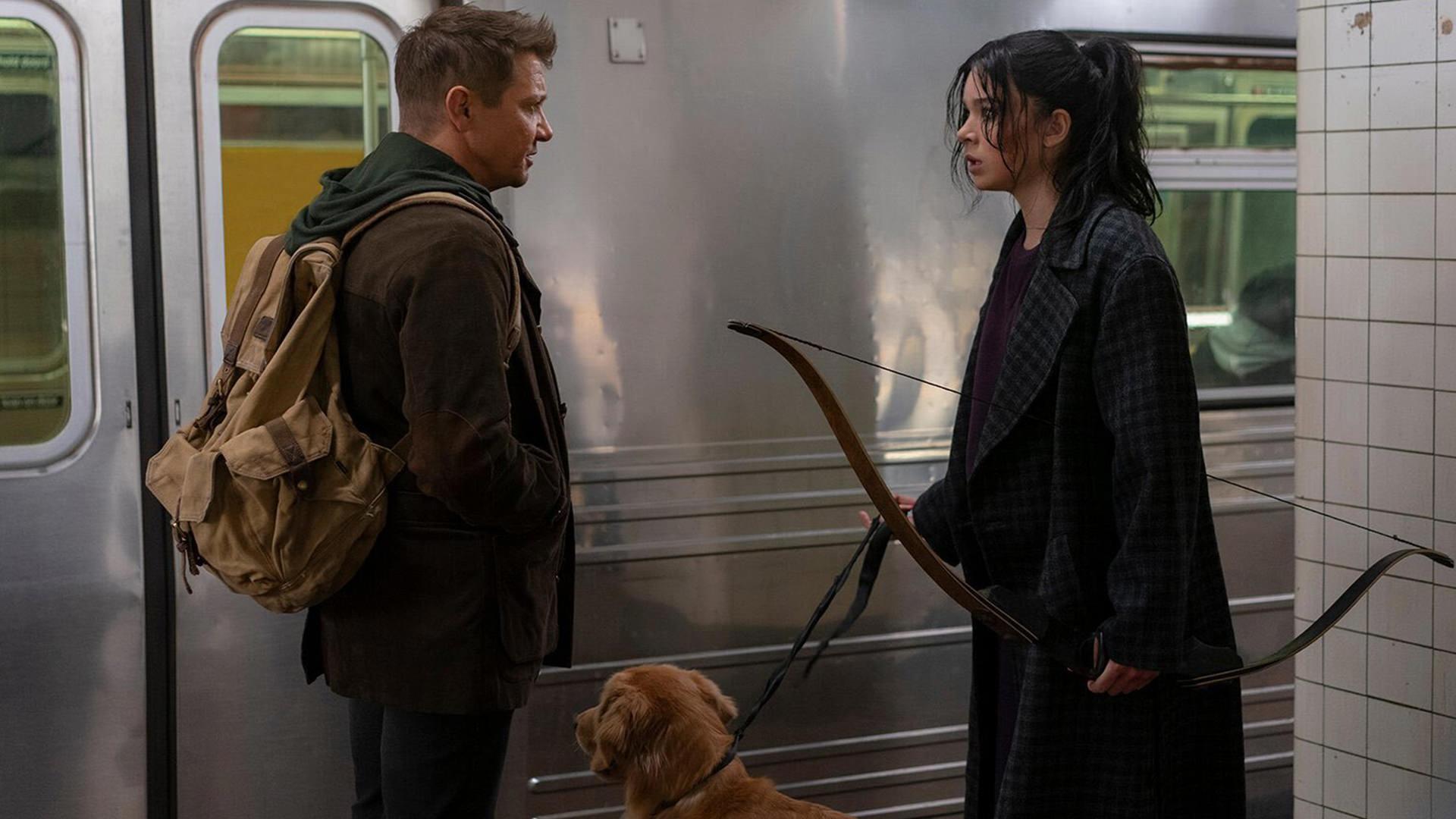 کلینت بارتون با بازی جرمی رنر و کیت بیشاپ با بازی هیلی استاینفلد در ایستگاه مترو در سریال Hawkeye 