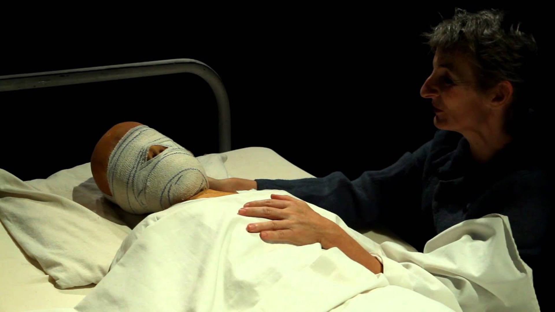 تیموتی بامز باندپیچی شده در بیمارستان در فیلم Johnny Got His Gun