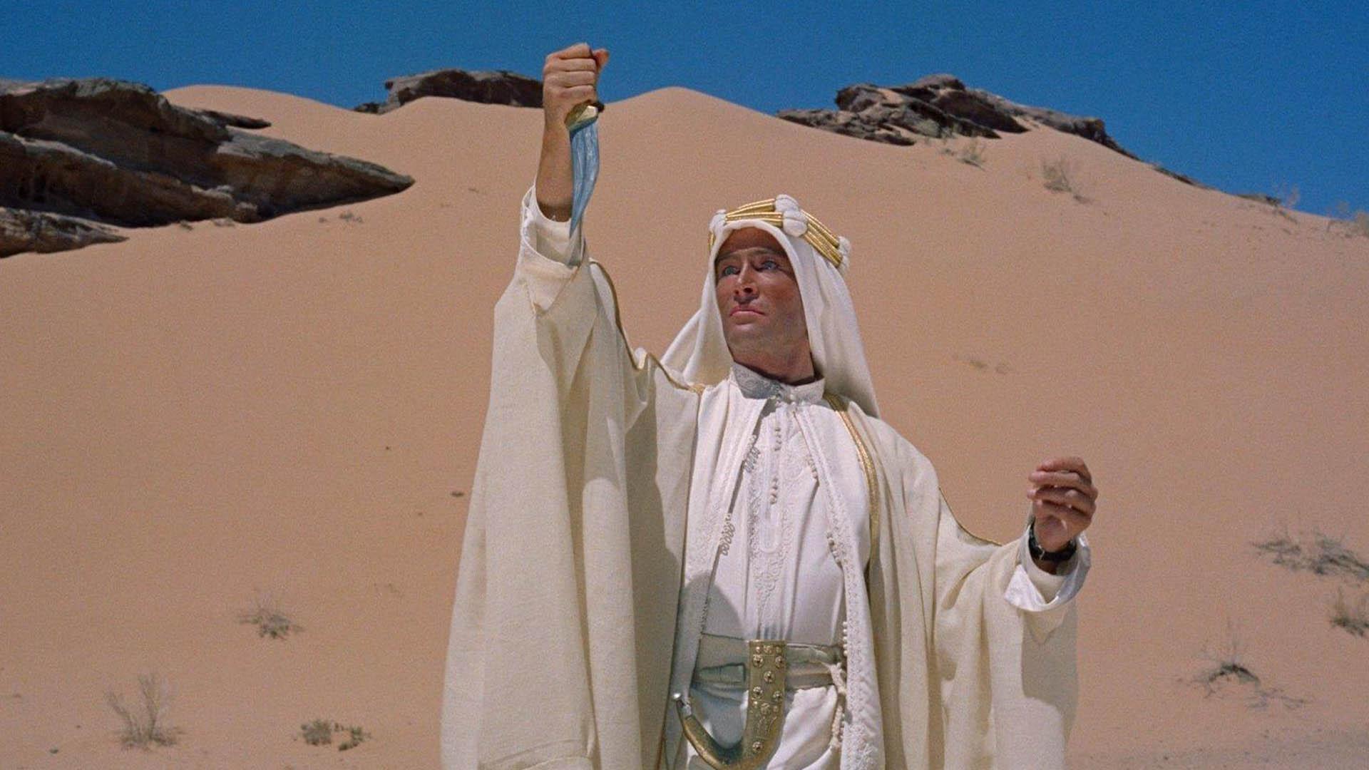 شخصیت اصلی فیلم Lawrence of Arabia در صحرایی در کشور عربستان