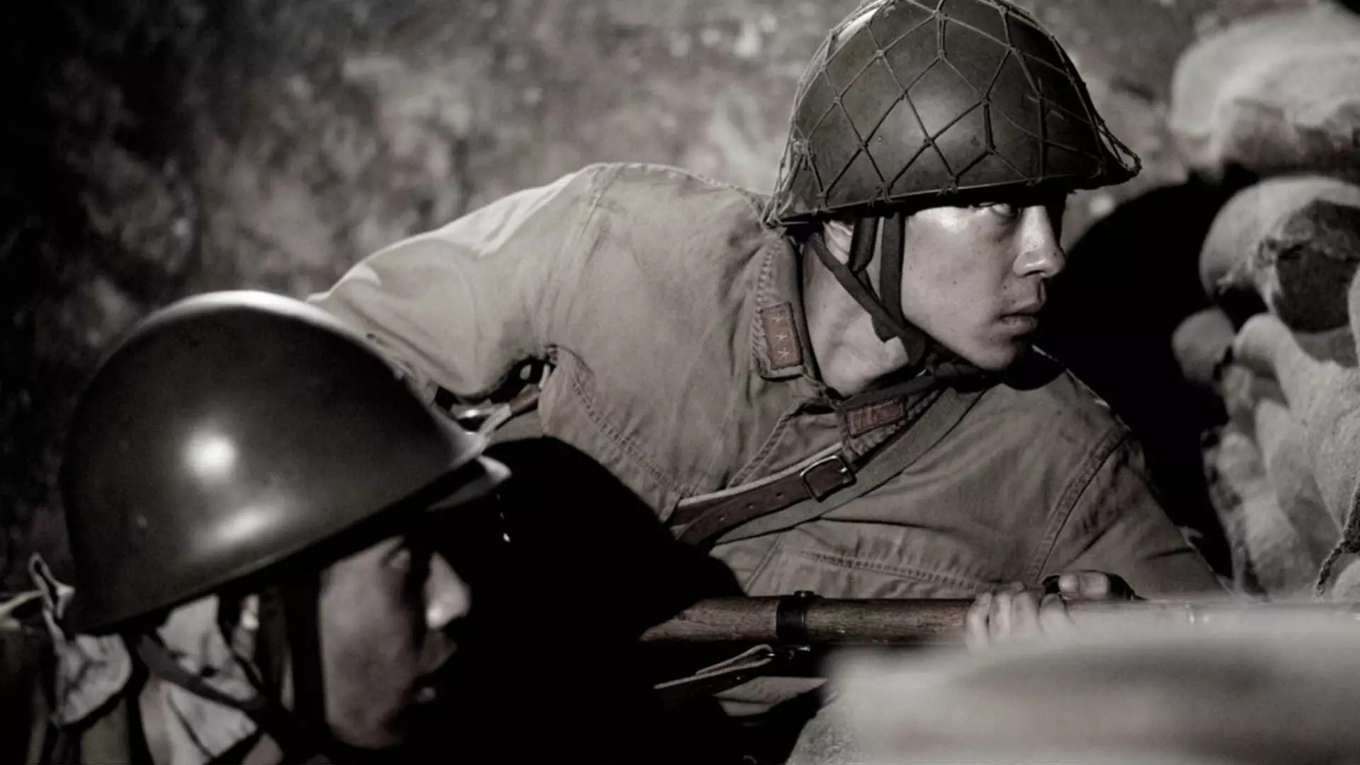 کازوناری نینومیا با لباس نظامی پشت سنگر در فیلم Letters from Iwo Jima