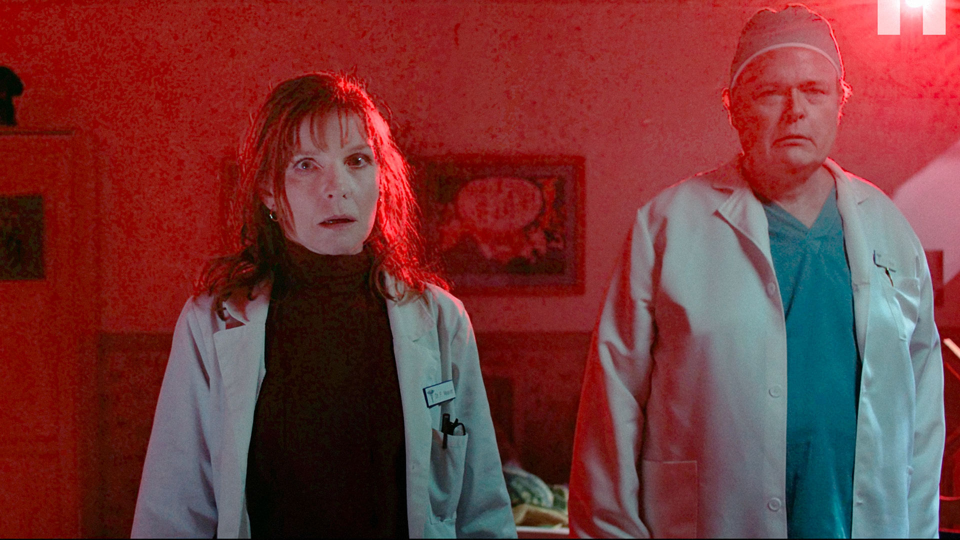 دکتر فلورنس ویور با بازی ژاکلین مک‌کنزی در فیلم Malignant