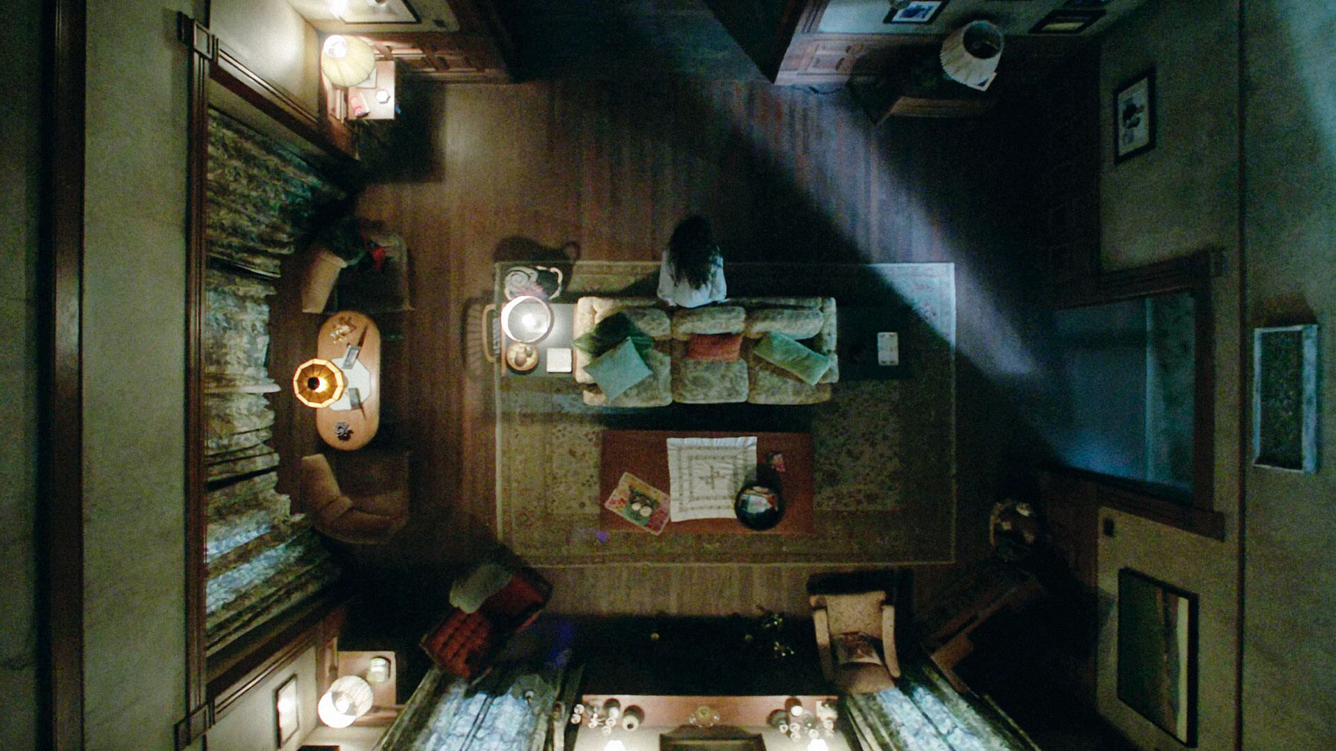 نمایی سر بالا از خانه‌ی مدیسون در فیلم Malignant