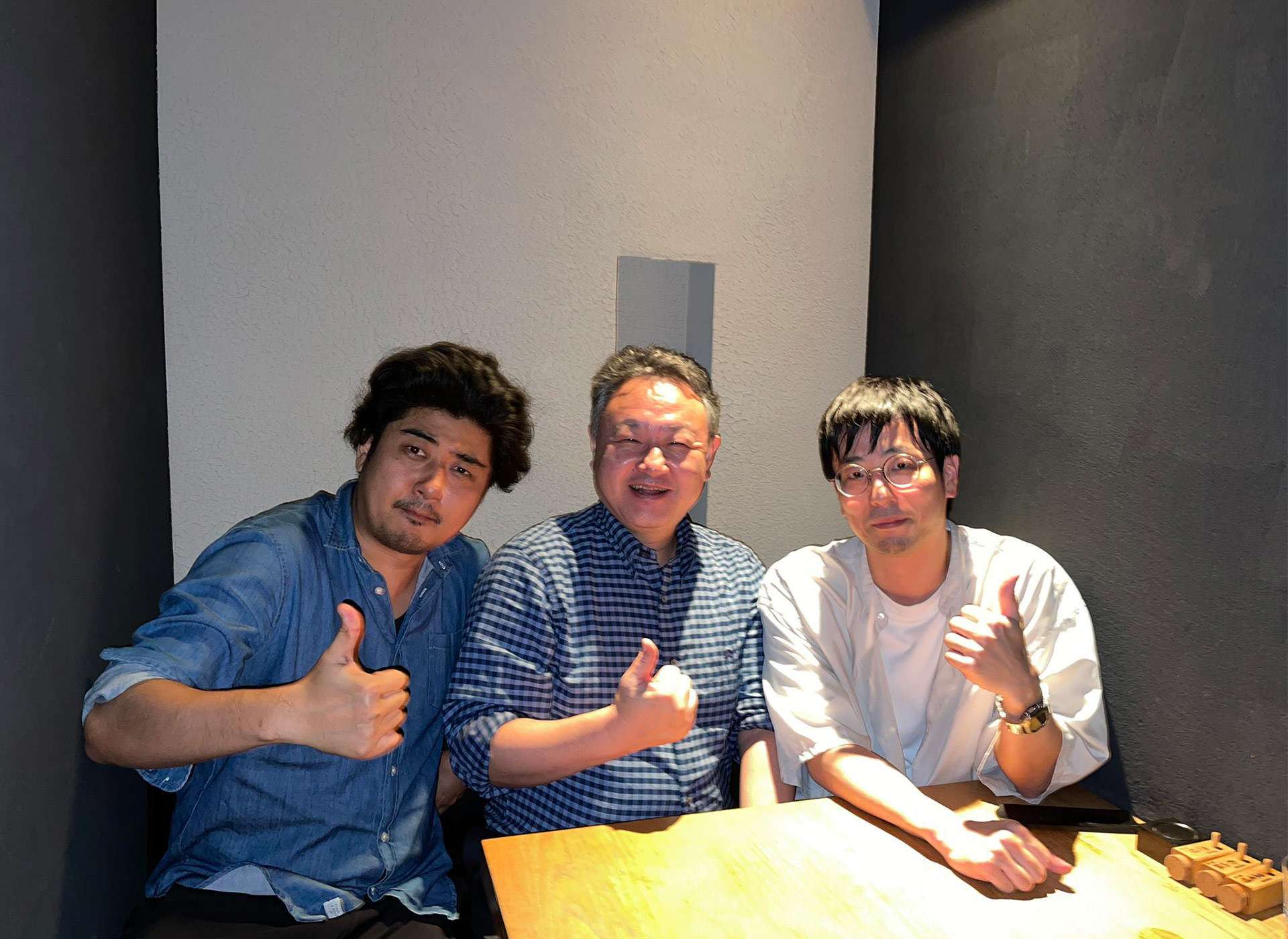 شوهی یوشیدا در کنار تهیه‌کننده بلادبورد و کارگردان مجموعه Nioh