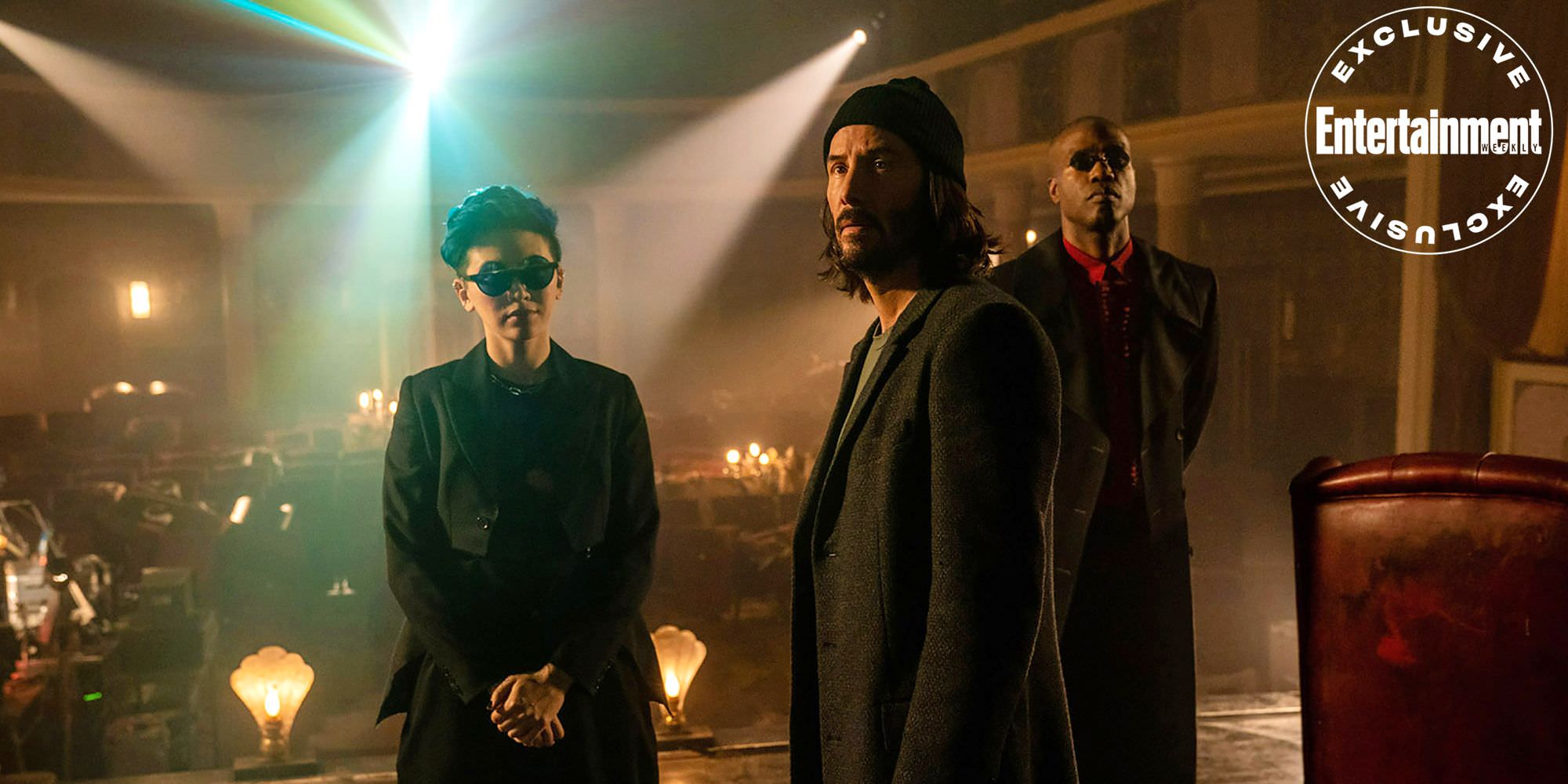 کیانو ریوز در نقش نئو، یحیی عبدل متین دوم در نقش مورفیوس و جسیکا هنویک در نقش باگز در فیلم The Matrix Resurrections