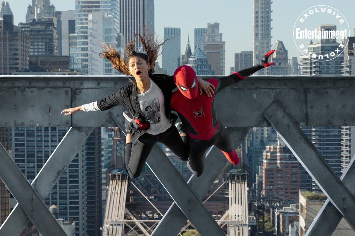 فرار مرد عنکبوتی با بازی تام هالند و MJ با بازی زندیا از روی پل در فیلم Spider-Man: No Way Home