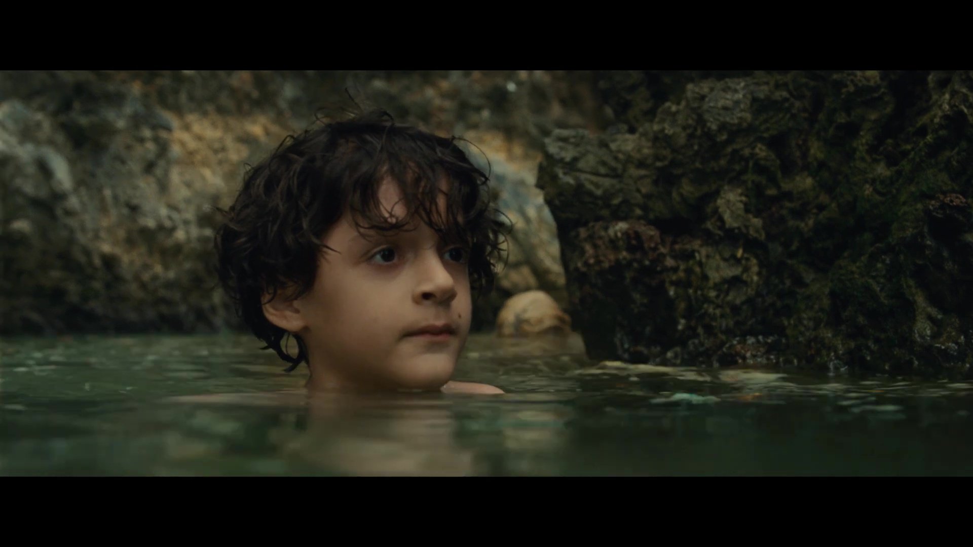 نولان ریور در نقش کودکی ترنت در فیلم Old با یک جنازه‌ی غرق شده روبه‌رو می‌شود
